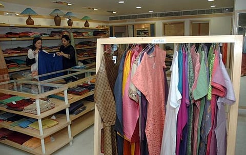 ரகசிய கேமரா, இரு பக்க கண்ணாடியால் ஆபத்து﻿: ஜவுளிக்கடை, லாட்ஜ்களில் உஷாராக இருப்பது எப்படி?﻿