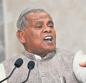 பிஹாரில் மாஞ்சி மாலை அணிவித்த லோகியாவின் சிலையை கழுவிய ஆர்ஜேடி மாணவர்கள் மீது வழக்கு