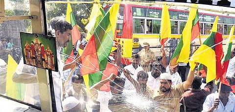 வேலைவாய்ப்புக்கு வழியில்லாமல் புரோக்கர்களின் பணத்தாசைக்கு செம்மரக் கடத்தலில் தமிழக அப்பாவி இளைஞர்கள் பலிகடா - ஜவ்வாதுமலை கிராமங்களில் பதற்றம்﻿