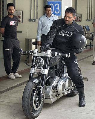 பைக் நம்பர் பிளேட்டில் தவறு: தோனிக்கு போலீஸ் அபராதம்