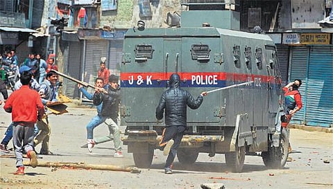 பண்டிட்டுகள் மீள்குடியேற்றத்தை எதிர்த்து ஆர்ப்பாட்டம்: காஷ்மீரில் போலீஸ் பொதுமக்கள் மோதல்﻿﻿