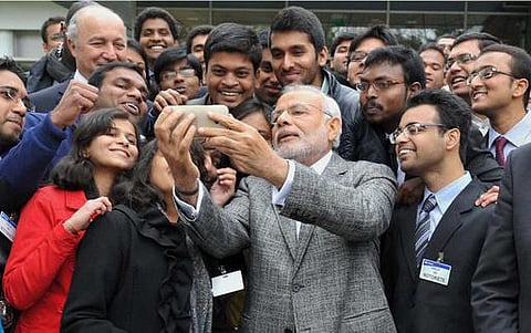 பிரான்சில் இந்தியர்களுடன் மோடி உற்சாக செல்ஃபி