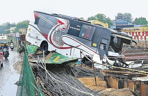 மெட்ரோ ரயில் பணிக்காக தோண்டிய பள்ளத்தில் பஸ் கவிழ்ந்து விபத்து: 35 பேர் காயம்