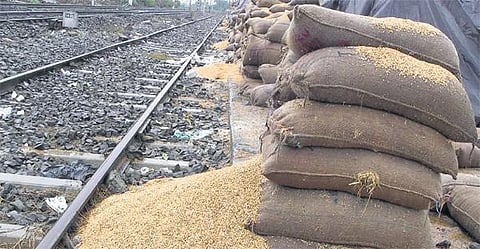 செங்கல்பட்டு ரயில் நிலையத்தில்﻿ மழையில் நனைந்து நெல் மூட்டைகள் நாசம்: கிடங்கு வசதி ஏற்படுத்தப்படுமா?