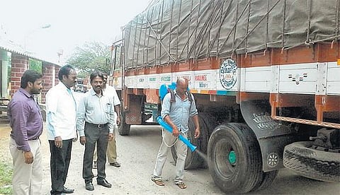 தெலங்கானாவில் பறவைக் காய்ச்சல் எதிரொலி﻿: தமிழகத்துக்குள் நுழையும் முட்டை, கோழி வாகனங்களுக்குத் தடை﻿