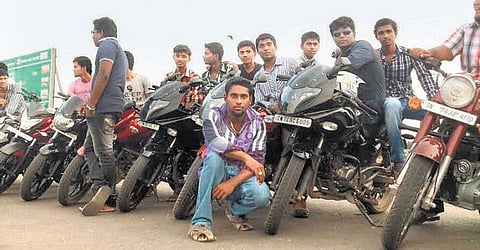 இரும்புக் குதிரைகளில்  பறக்கும் இளைஞர்கள்﻿