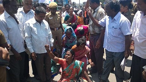 கிருஷ்ணகிரியில் சத்துணவு ஊழியர்கள் மறியல்: 500 பேர் கைது