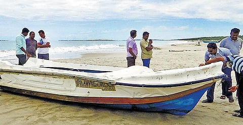 பாம்பனில் கரை ஒதுங்கிய மர்மப் படகு: போலீஸ் விசாரணை﻿