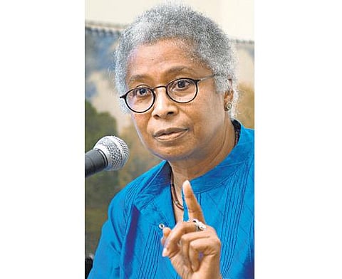 பக்கத்து வீடு: ஒடுக்கப்பட்டவர்களுக்காகப் போராடும் ஆலிஸ்!﻿