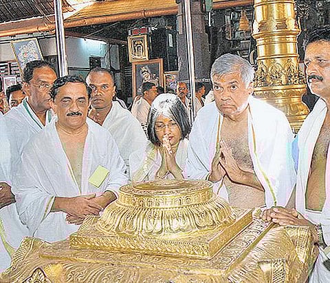 குருவாயூர் கிருஷ்ணன் கோயிலில் இலங்கை பிரதமர் ரணில் வழிபாடு﻿