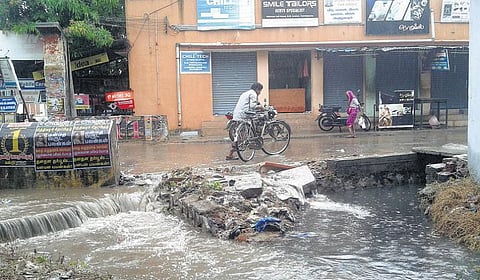 வறண்டு கிடக்கும் காஞ்சிபுரம் ரங்கசாமி குளம்: கழிவுநீர் ஓடையில் கலந்து வீணாகும் மழைநீர்﻿ - நகராட்சி நடவடிக்கை எடுக்குமா?