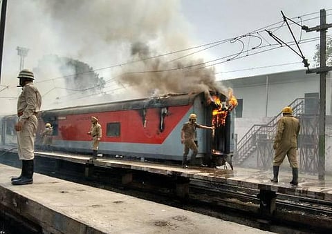 டெல்லி ரயில் நிலையப் பணிமனையில் நிறுத்தப்பட்டிருந்த﻿ 2 ராஜ்தானி விரைவு ரயில்களில் தீ﻿: உயர்நிலை விசாரணைக்கு வடக்கு ரயில்வே உத்தரவு