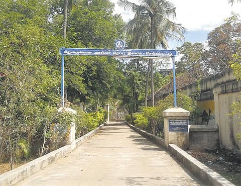 செங்கல்பட்டு அரசு சிறுவர் இல்லத்தில் காவலாளிகளை தாக்கிவிட்டு 9 சிறுவர்கள் தப்பியோட்டம்: காலிப் பணியிடங்களால் காவலாளிகளைப் கண்காணிப்பில் ஈடுபடுத்தும் அவலம்﻿