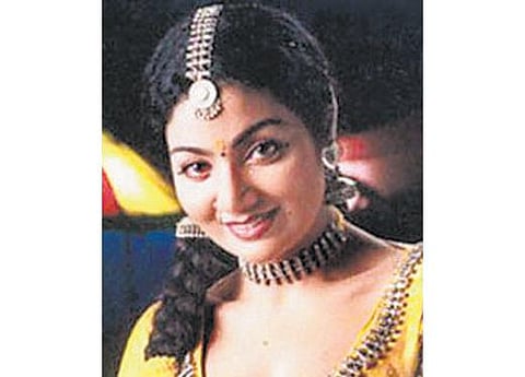 நடிகை அல்போன்ஸாவின் பிடியில் இருந்து என் கணவரை மீட்டுத் தாருங்கள்: காவல் ஆணையரிடம் இளம்பெண் புகார்﻿