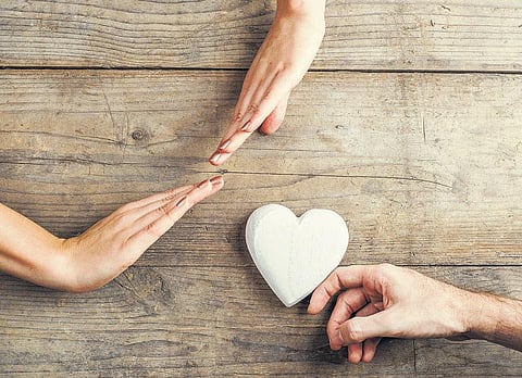 உறவுகள்: எல்லை மீறி நடந்துகொண்டேன்...﻿