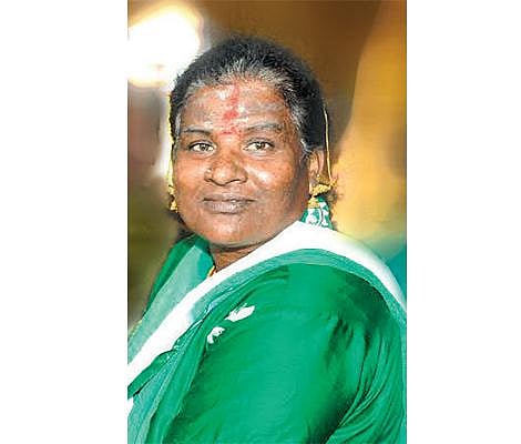 செம்மரக் கடத்தலில் தொடர்பு: கரகாட்ட மோகனாம்பாளை கைது செய்தது ஆந்திர போலீஸ்?﻿