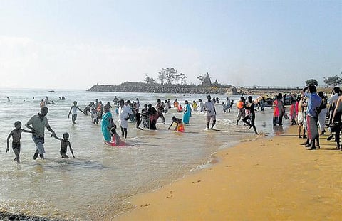 மாமல்லபுரம் கடலில் குளிக்கும்போது﻿ சுற்றுலாப் பயணிகள் அலையில் சிக்கி உயிரிழப்பது அதிகரிப்பு: கண்காணிப்பை தீவிரப்படுத்த கோரிக்கை﻿