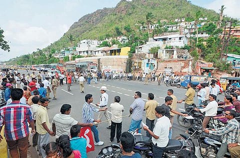 மத்திய அரசின் சாலைப் போக்குவரத்து பாதுகாப்பு மசோதாவை கண்டித்து வேலைநிறுத்தத்தால் பல மாநிலங்களில் பாதிப்பு: மக்களின் இயல்பு வாழ்க்கை முடங்கியது﻿﻿