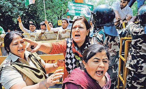 ஓடும் பஸ்ஸில் மானபங்கப்படுத்தியதில் சிறுமி பலி﻿﻿: காங்கிரஸ், ஆம் ஆத்மி முற்றுகைப் போராட்டம்﻿ - உடலை தகனம் செய்ய குடும்பத்தினர் மறுப்பு