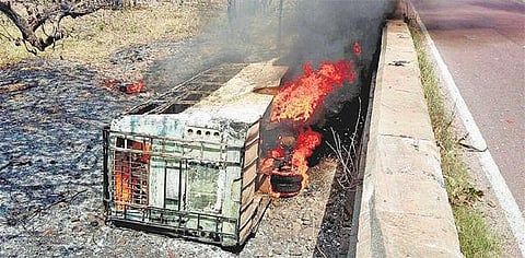 மத்தியப் பிரதேசத்தில் பரிதாபம் - பள்ளத்தில் கவிழ்ந்து பஸ் தீப்பிடித்தது: 50 பேர் பலி﻿