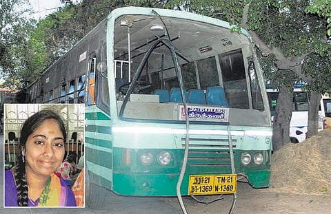 திருத்தணி அருகே﻿ அரசு பஸ் கவிழ்ந்து இளம்பெண் பலி; 17 பேர் படுகாயம்﻿