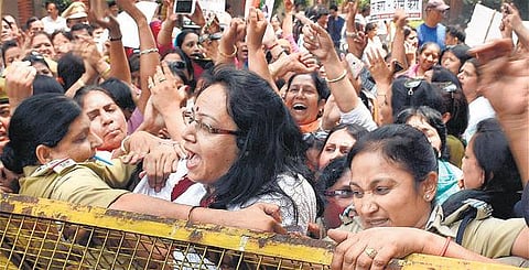 குமார் விஸ்வாஸ் விவகாரம்: கேஜ்ரிவால் வீடு முற்றுகை