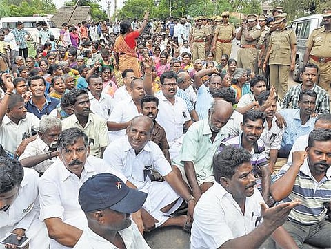 ரசாயன ஆலையை இயக்குவதை எதிர்த்து மக்கள் சாலை மறியல்﻿: காரைக்குடியில் கடைகள் சேதம், பதற்றம்﻿