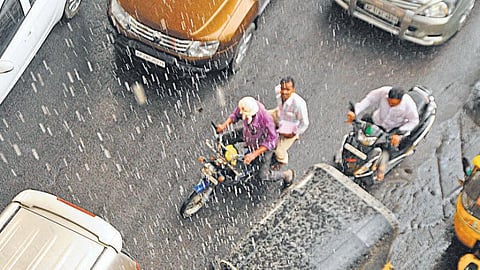 அறிவோம் நம் மொழியை: மழைத் தமிழ் பொழிகிறது!