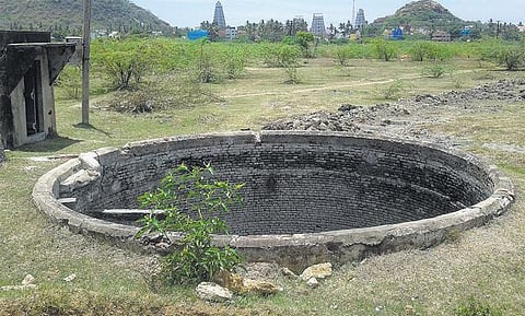 திருக்கழுக்குன்றத்தில் குடிநீர் தட்டுப்பாட்டை சமாளிக்க﻿ தனியார் கிணற்றிலிருந்து நீர் எடுக்க பேரூராட்சி நிர்வாகம் நடவடிக்கை﻿: அதிமுக பிரமுகர் எதிர்ப்பால் முட்டுக்கட்டை﻿