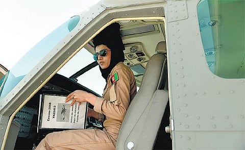 பக்கத்து வீடு: ஆப்கன் வானில் பறந்த பெண்!﻿