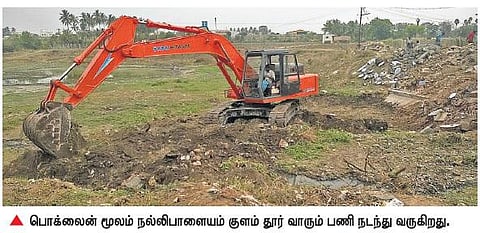 அரசு நிதியை எதிர்பார்க்காமல்﻿ குளத்தை தூர்வார களம் இறங்கிய இளைஞர்கள்﻿