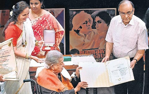 77 வயதில் பாலிவுட் நடிகர் சசி கபூருக்கு தாதா சாகேப் பால்கே விருது﻿: மத்திய அமைச்சர் ஜேட்லி வழங்கினார்﻿