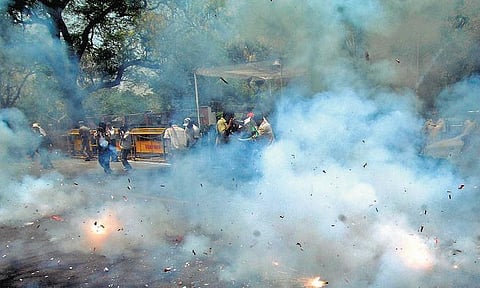 சொல்லத் தோணுது 34 - எதைப் பார்த்து சிரிக்கிறார்கள்?