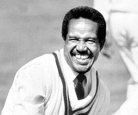 பாதுகாப்பு கவசங்கள் இல்லாமல் ஆட முடியுமா? நவீன கிரிக்கெட் வீரர்களுக்கு சோபர்ஸ் சவால்