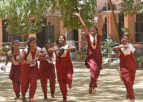 பத்தாம் வகுப்பில் மாநில அளவில் முதல் 3 இடங்கள்: அரசுப் பள்ளி மாணவர்கள் 19 பேர் சாதனை