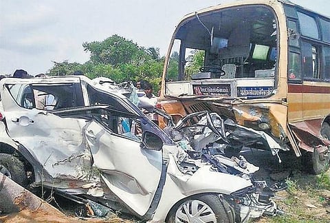 தமிழகத்தில் இரு வேறு விபத்துகளில்﻿ திருச்சி இன்ஸ்பெக்டரின் மனைவி, மகன் உட்பட 10 பேர் பலி﻿