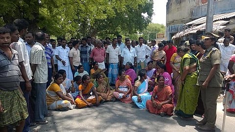 கொள்ளை போன நகைகளுக்கு வட்டி வசூல்﻿: வங்கி மீது வாடிக்கையாளர்கள் கல்வீச்சு, சாலை மறியல்