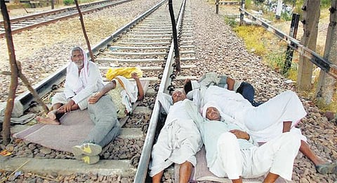 குஜ்ஜார்கள் போராட்டத்தால் ரயில்வேக்கு தினமும் ரூ.15 கோடி இழப்பு﻿