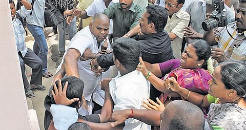 சேலம் மாநகராட்சி கூட்டத்தில் ரகளை: திமுக கவுன்சிலருக்கு அதிமுகவினர் அடி, உதை