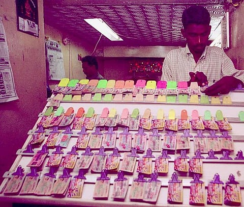 ஒற்றை இலக்க லாட்டரி முறைகேடு: 16 ஐபிஎஸ் அதிகாரிகளுக்கு கர்நாடக சிஐடி போலீஸார் சம்மன் - அரசுக்கு கடும் நெருக்கடி