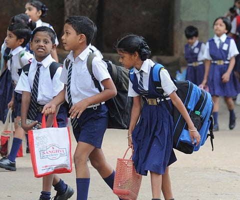 கோடை விடுமுறை முடிந்து தமிழகத்தில் பள்ளிகள் நாளை திறப்பு﻿: முதல் நாளன்றே பாடப் புத்தகங்கள் விநியோகம்