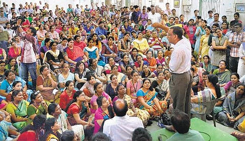 அரசு நிர்ணயித்த கட்டணத்தை செலுத்தினால் நூலகம், கேன்டீன், சிறப்பு வகுப்புகள் வசதி கிடையாது﻿: தனியார் பள்ளியை கண்டித்து பெற்றோர்கள் முற்றுகை போராட்டம்﻿