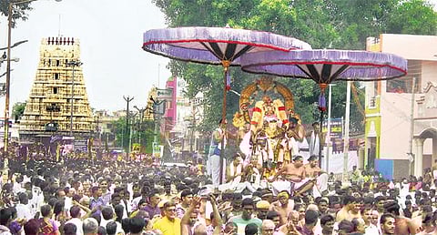 பக்தர்கள் வெள்ளத்தில் வரதராஜபெருமாள்﻿: காஞ்சி கருடசேவை கோலாகலம்﻿﻿