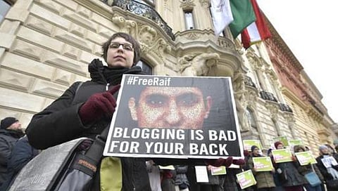 சவுதி: வலைப்பதிவருக்கு 10 ஆண்டு சிறை, 1,000 சவுக்கடி உறுதி