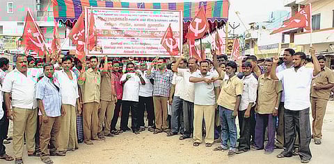 அதிமுக கவுன்சிலரை கைது செய்ய கோரி ஆட்டோ டிரைவர்கள் வேலைநிறுத்தம்﻿