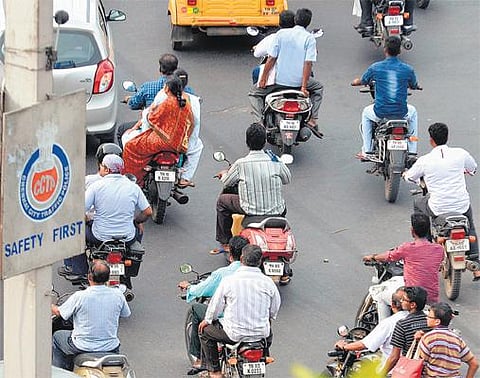 ஹெல்மெட் அணியாமல் செல்வதால் விலைமதிப்பற்ற உயிரை இழக்கின்றனர்﻿: நீதிபதி கிருபாகரன் வேதனை﻿﻿