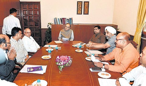 விவசாயிகளுக்கு நிலுவைத் தொகை: கரும்பு ஆலைகளுக்கு ரூ.6,000 கோடி வட்டி இல்லாத கடன் வழங்க மத்திய அரசு முடிவு﻿