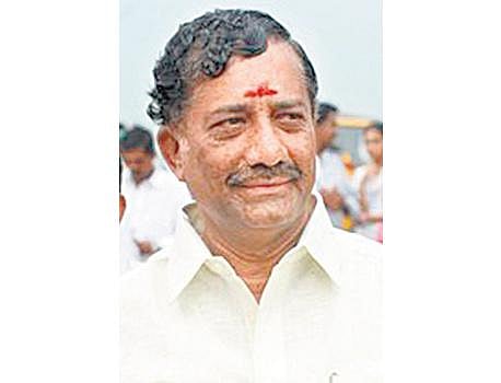 வன்கொடுமை தடுப்பு சட்டத்தில் வழக்கு﻿: தேனி நீதிமன்றத்தில் சரணடைய ஓபிஎஸ் சகோதரருக்கு உத்தரவு﻿