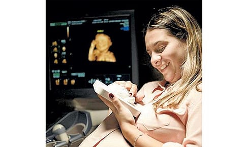 கருவில் இருக்கும் குழந்தையைத் தொடலாம்!