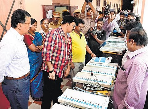 ஆர்.கே.நகர் இடைத்தேர்தல்﻿: வாக்குப்பதிவு இயந்திரங்கள் குலுக்கல் முறையில் தேர்வு﻿